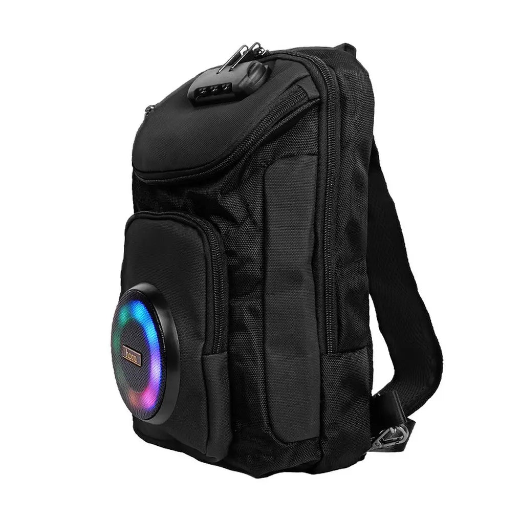 Mann trägt hoco HC42 Lautsprecher-Rucksack als Sling Bag