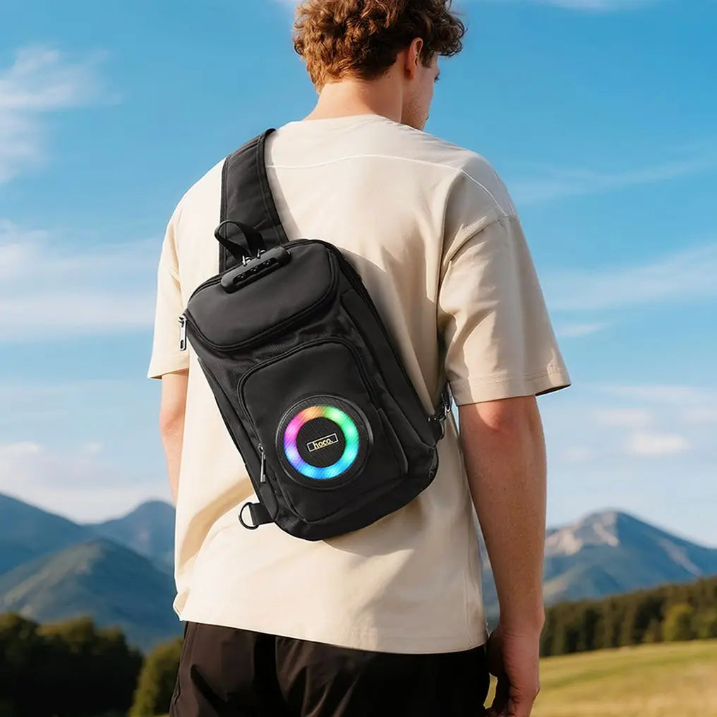 Geöffneter hoco HC42 Rucksack mit Stauraum und Zahlenschloss